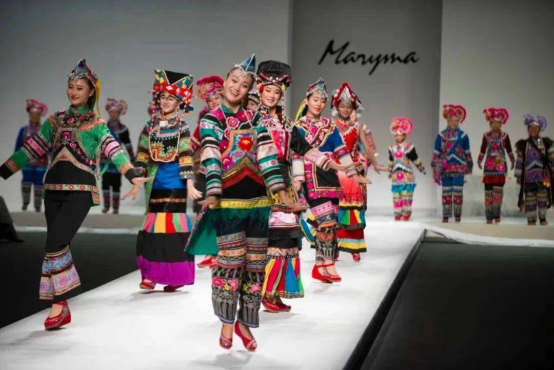 从"乡村t台"到"世界舞台"—— 楚雄彝族赛装文化的"出山"之路_装节