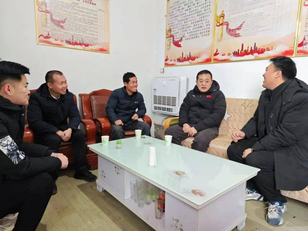 张晓中一行实地察看了驻村队员的工作和生活环境,详