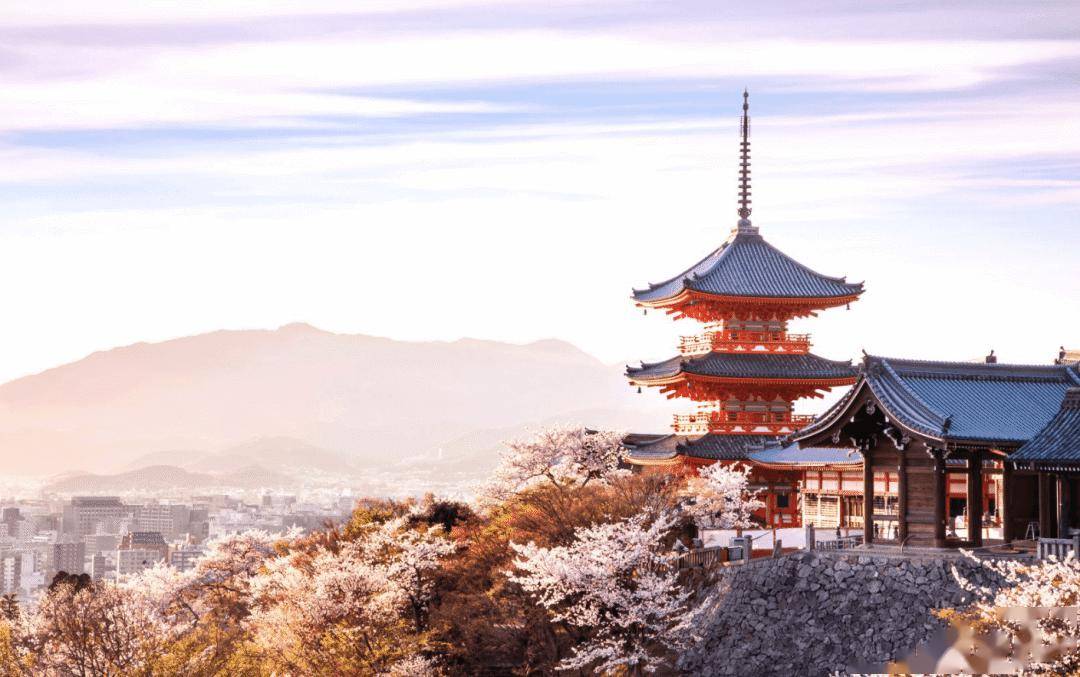 它除了路人皆知的景点,最具京都独特风情的坡道——二年坂三年坂,参天