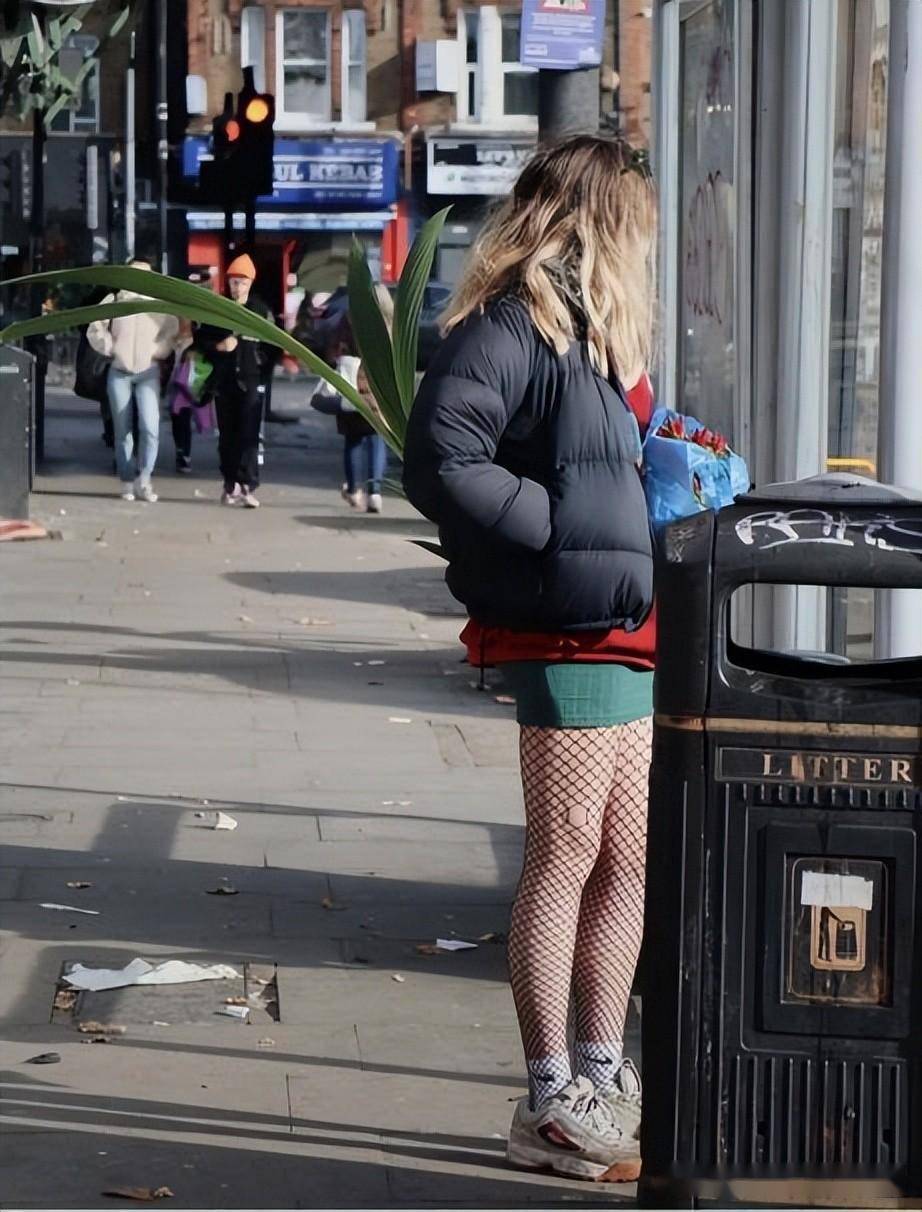 其实反季节穿搭把握不好很容易变成精神小妹的,就像填补腿部空白