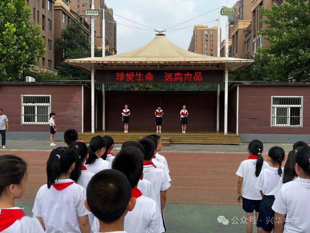 【深化文明校园创建】兴华中学:优化校园周边环境 营造和谐文明校园