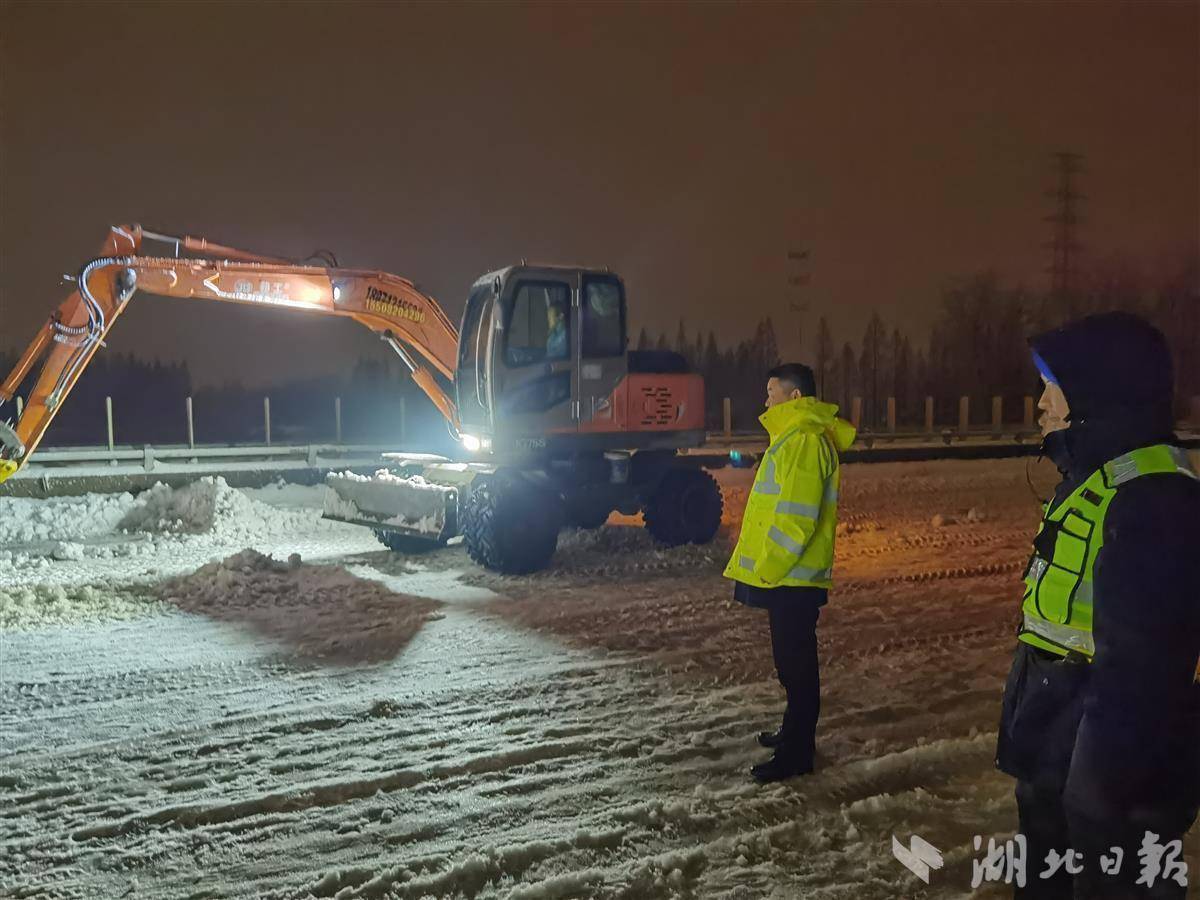 "雪豹"突击队昼夜奋战 抢通京港澳高速府河大桥_作业
