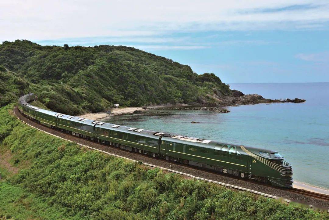 豪华套房,由一节车厢包办一间套房,宽敞的空间让人忘了这是在列车上.