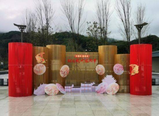 鱼龙舞摇头摆尾,徽剧百转千回,鱼灯穿街走巷,灯展火红热烈,黟县年俗以