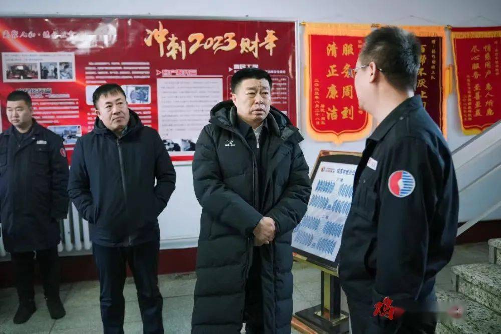 在鸡西中燃公司,鲁长友详细了解安全责任落实,燃气运输存储,液化气瓶