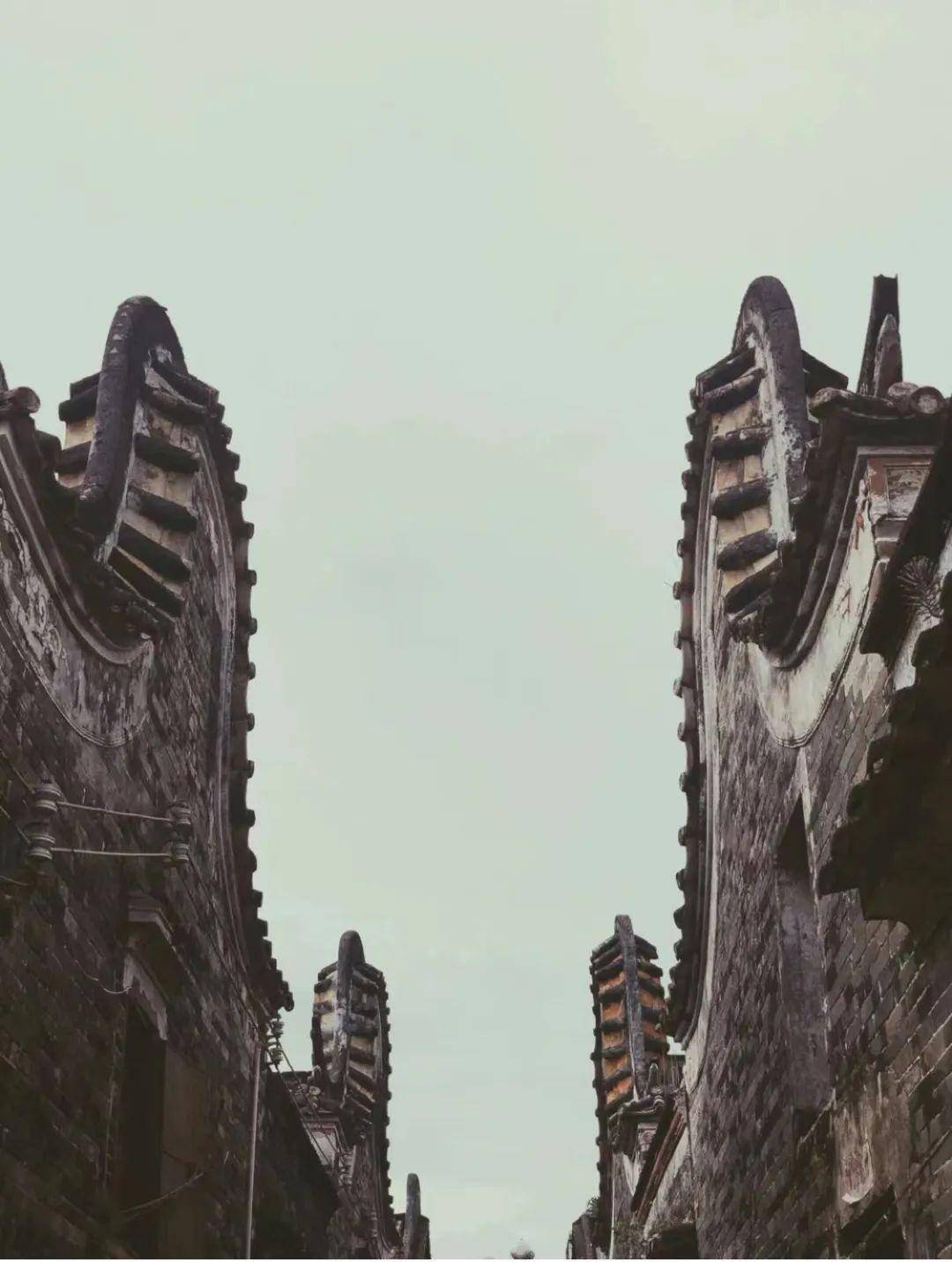 站在院外望向屋顶,有些风火墙的两边拱起高高的弧形屏障,成为大屋最