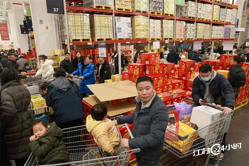 (特约摄影许丛军15:58摄 18:40上线)2月8日,南通一家超市人头攒动