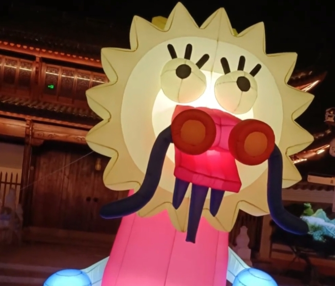 让大家在夜晚也可以看到这坚毅的表情和炯炯有神的目光浙江龙游县的