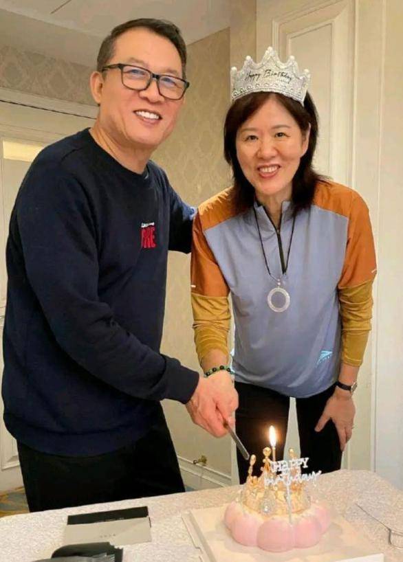63岁的郎平回国了!那个被她"亏欠"的前夫,最近过得样?