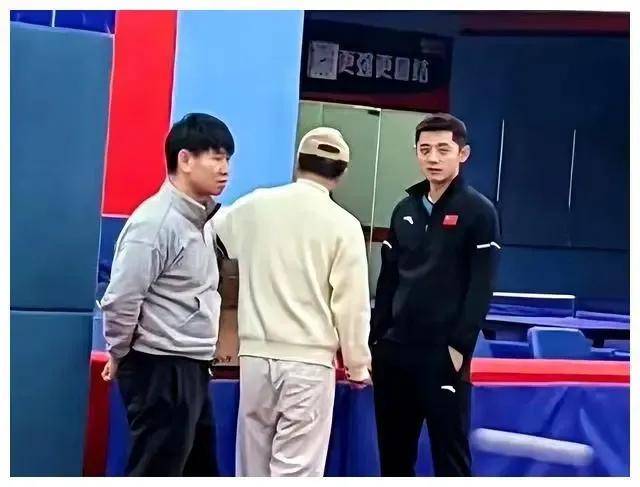 张继科赌博风波后首现身,精神不佳略有发福,在宁波某球馆当教练_乒乓