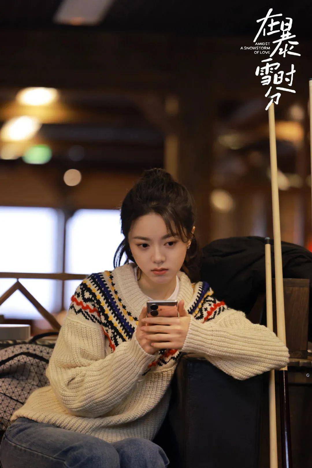 新年走亲戚,试试赵今麦的甜妹look~_羽绒服_牛仔_毛衣