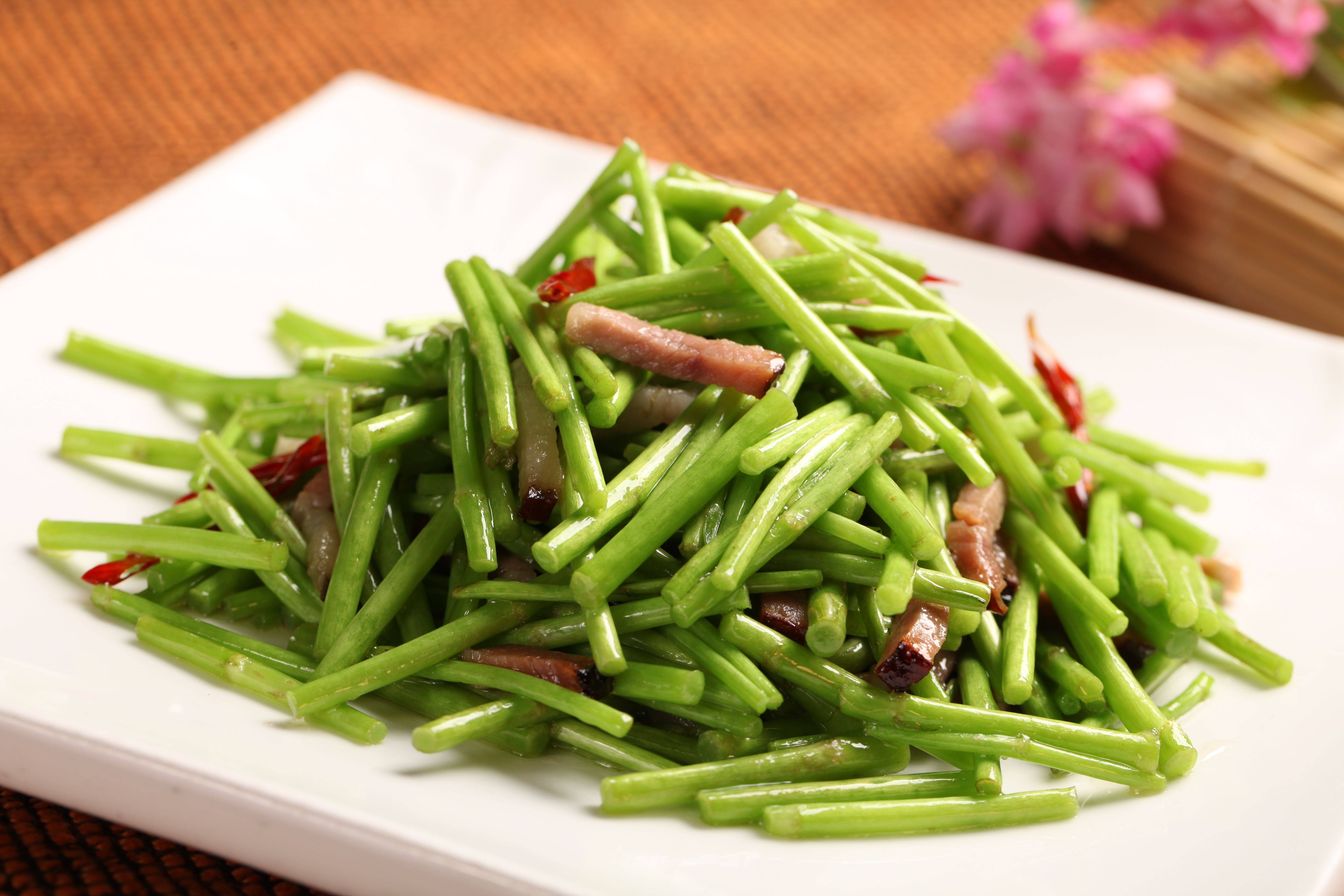 岳阳·藜蒿炒腊肉在常德吃饭,没有炖钵炉子是不成宴席的.