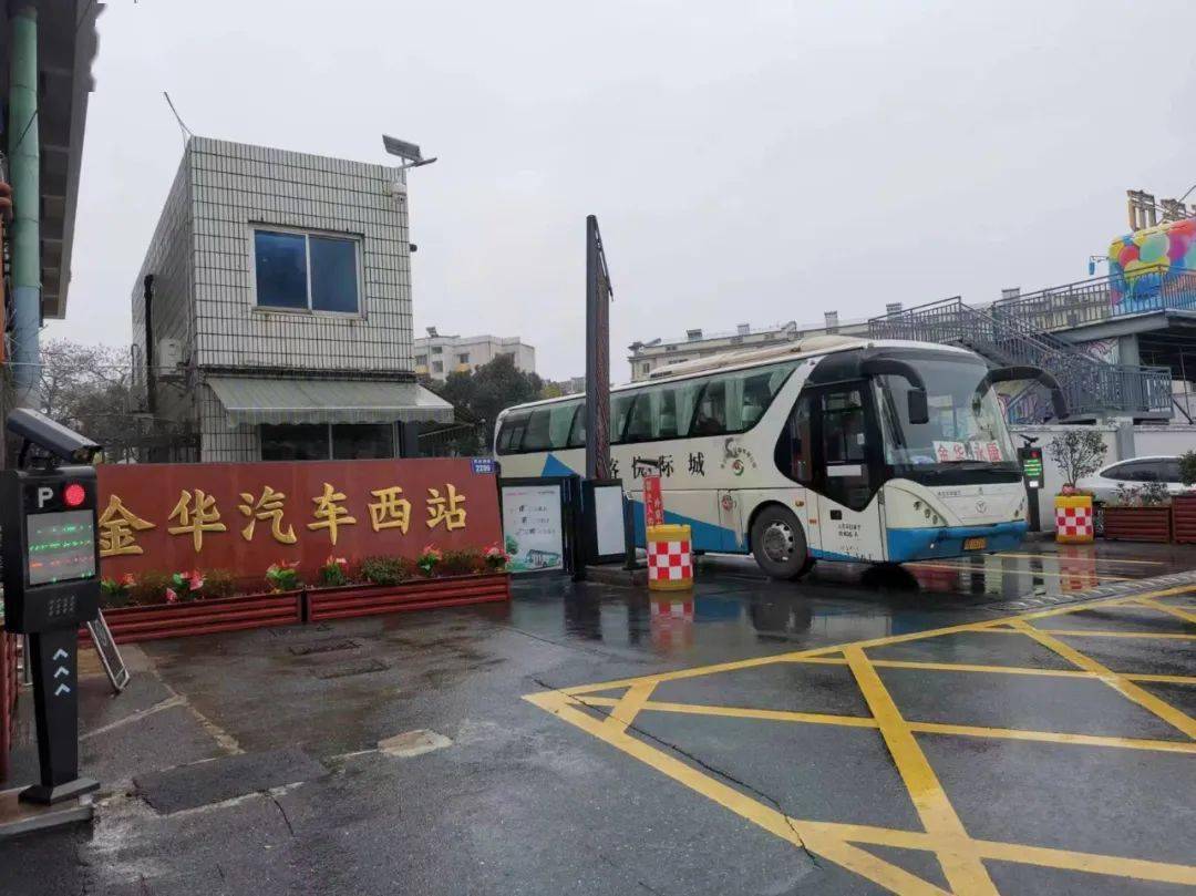 風雨中,汽車西站全力以赴守護旅客過年回家的路_情況