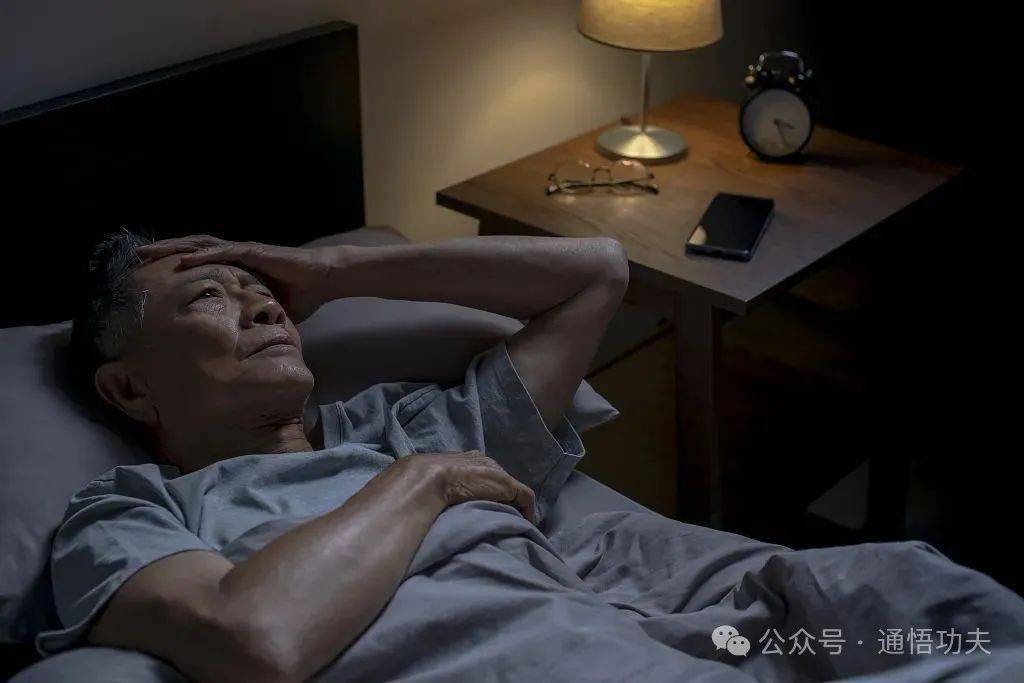 為什麼你睡覺時,喜歡舉起雙手?_睡眠_臥室_電視