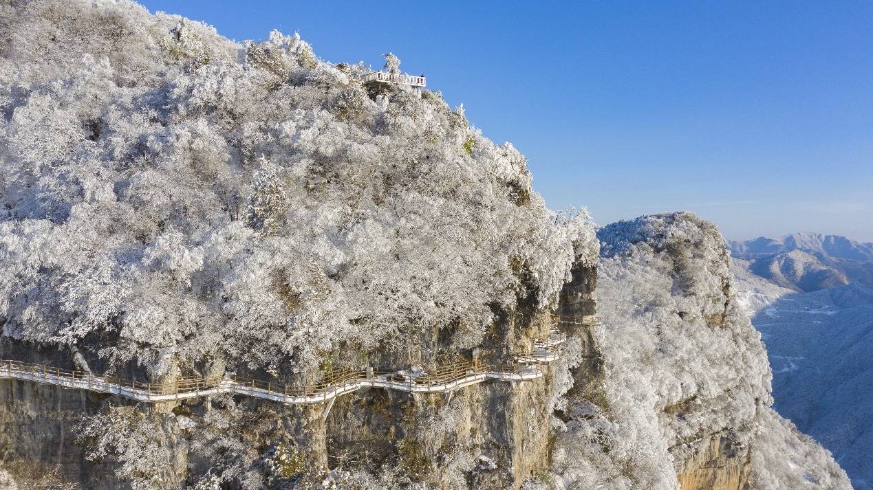吸引游客春节体验"冰火两重天"_峨眉山_滑雪场_全国