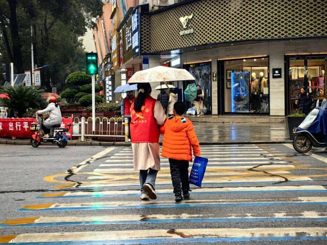 文明创建|2024年寒假返乡大学生在行动_活动_行人_红绿灯