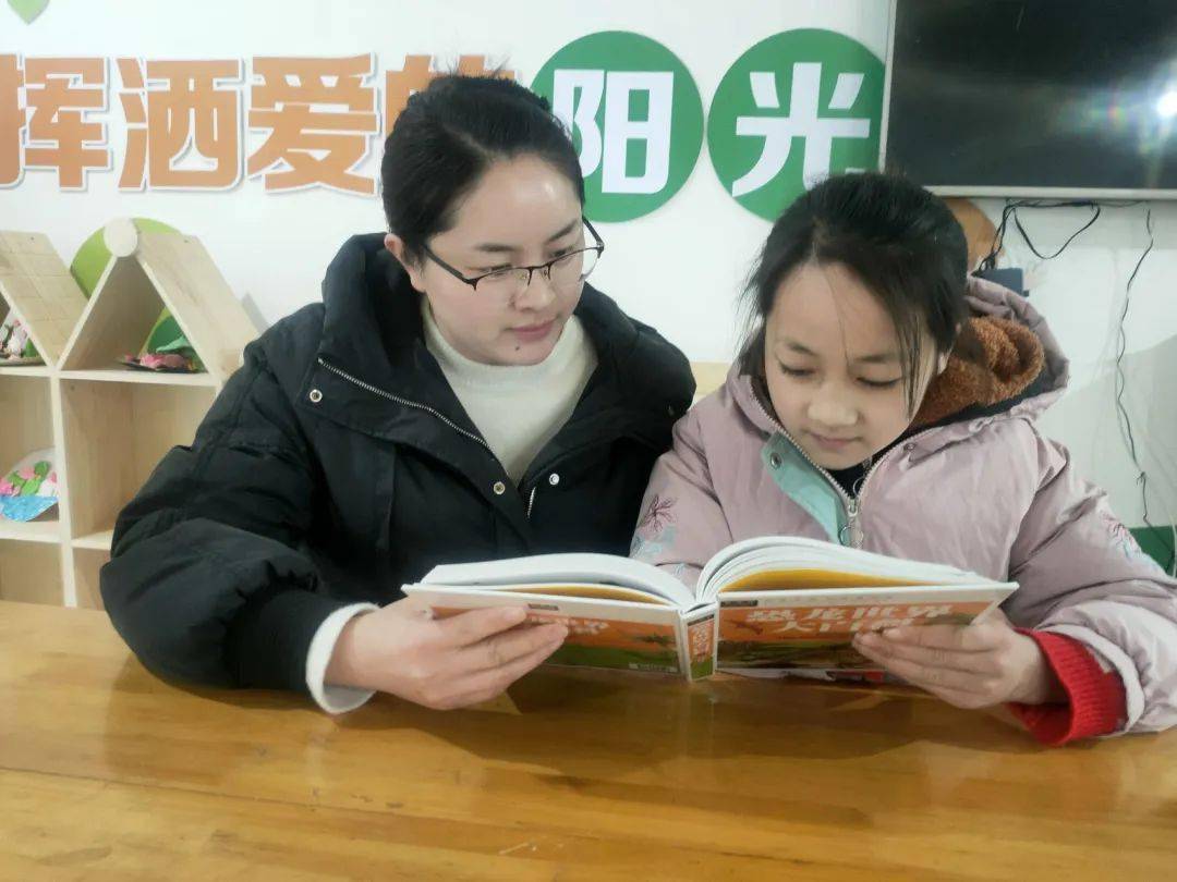 马雪梅,射洪市金华镇西山坪村村委会副主任,"童伴之家"童伴妈妈.
