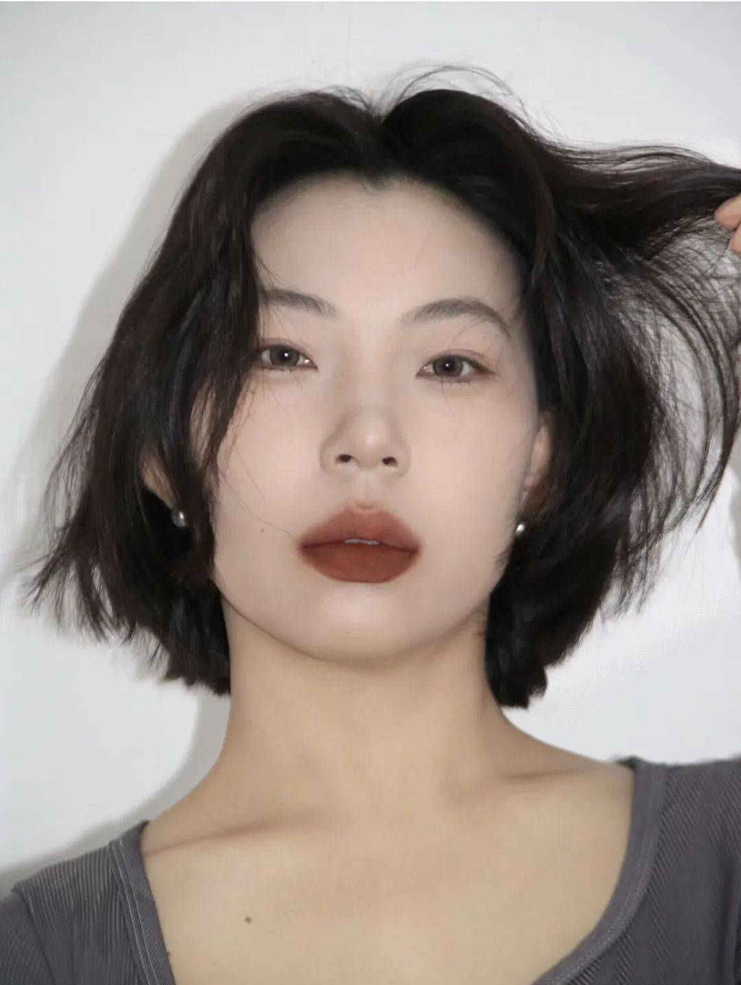 其他颜色都是可以尽情尝试的～黄黑皮的皮肤较为暗沉,所以不适合偏冷