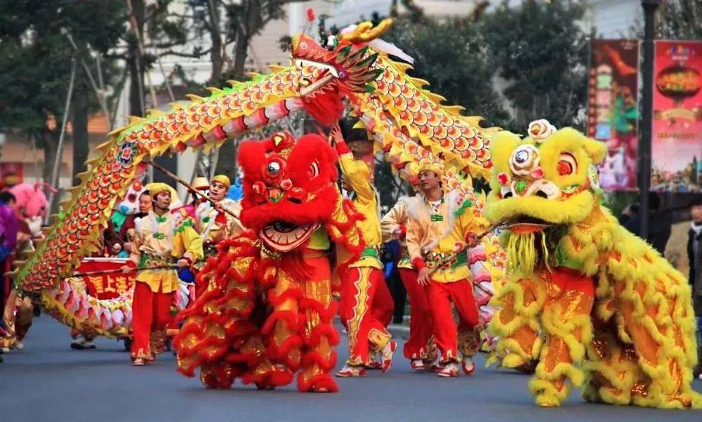 春节文化源远流长,舞龙舞狮的传统表演更是不可或缺,寓意着国泰民安