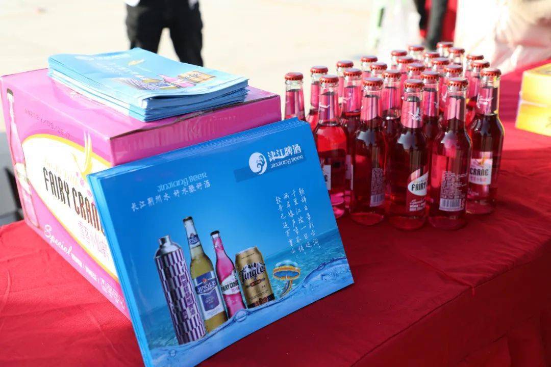 在城区粤客隆超市,琳琅满目的年货摆满货架,一旁的江陵特产展示区格外