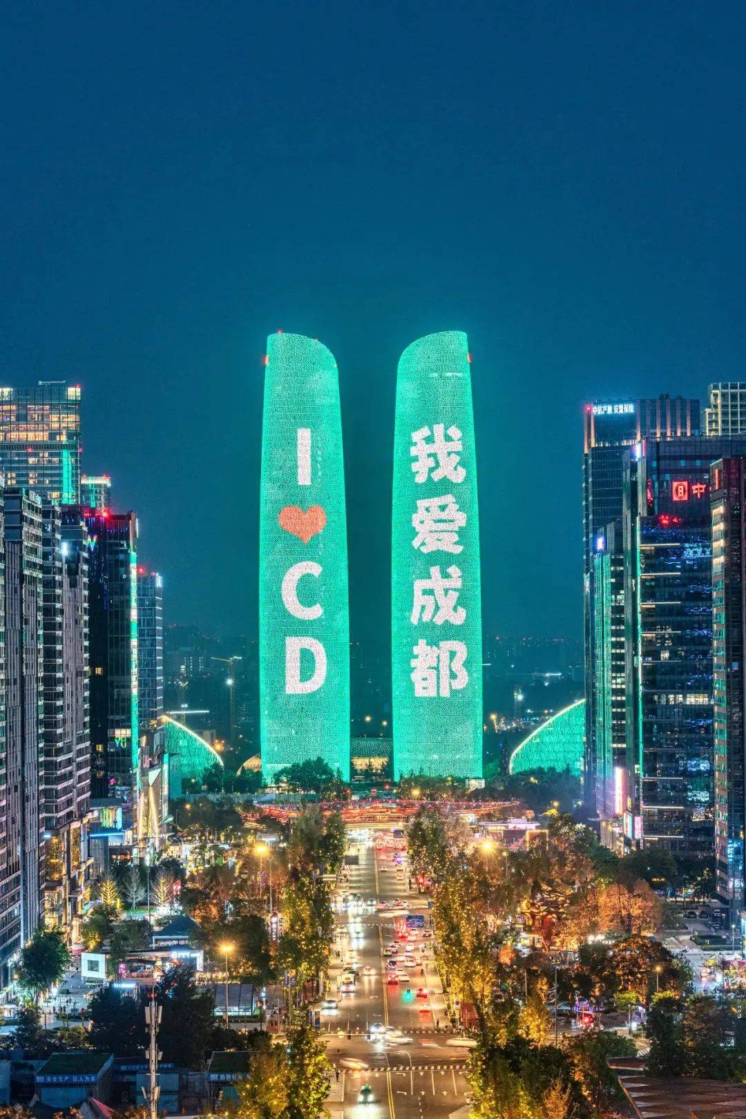 成都,超爱!_爷爷_带着_熊猫