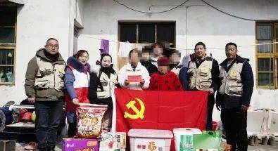 路滑等不利因素,把雷锋车队慰问物资和县红十字会的"新春福箱"大礼盒