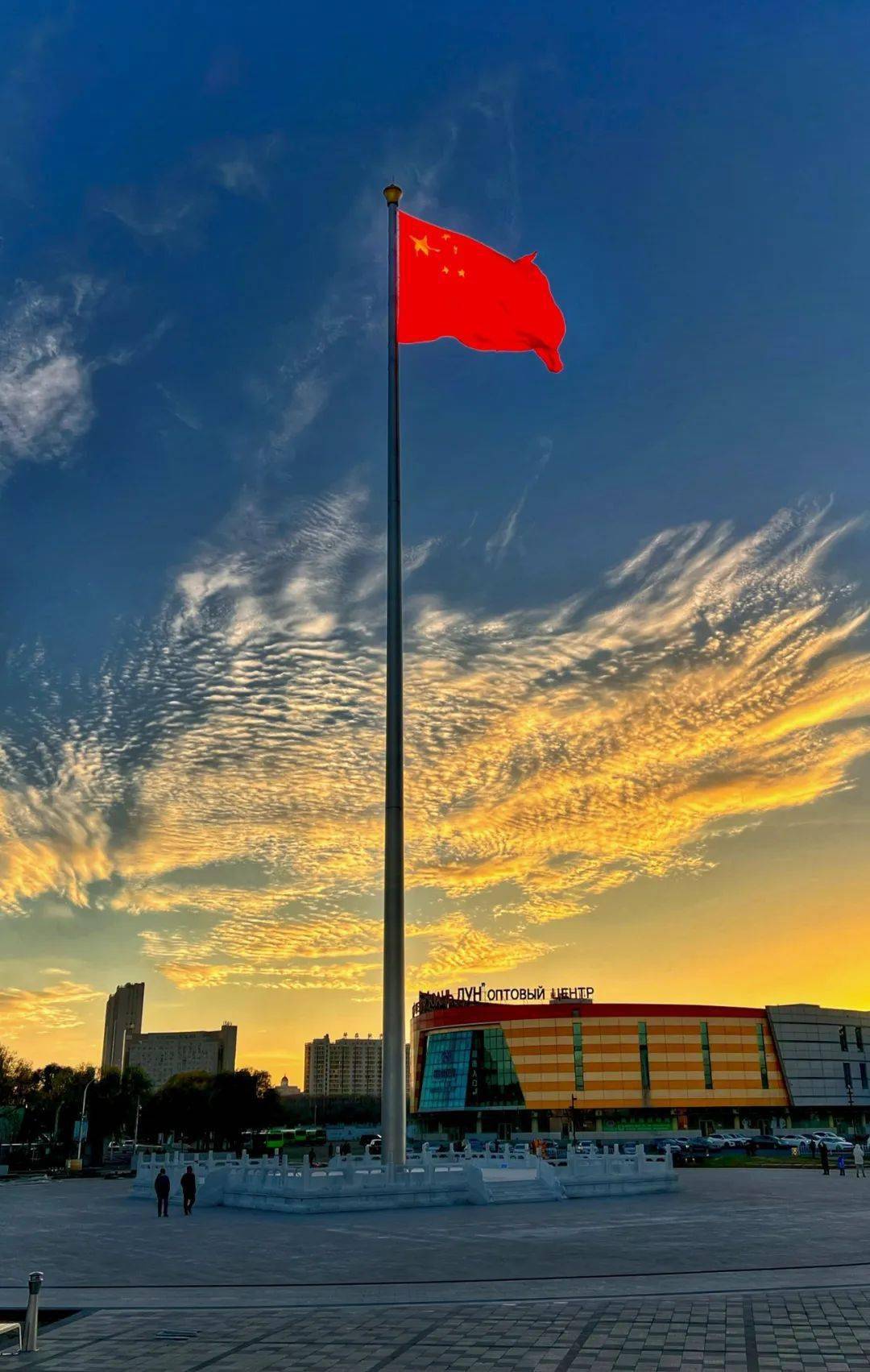 大黑河岛国旗广场,高56米的巨幅五星红旗鲜红雄伟,与万里蓝天交相辉映