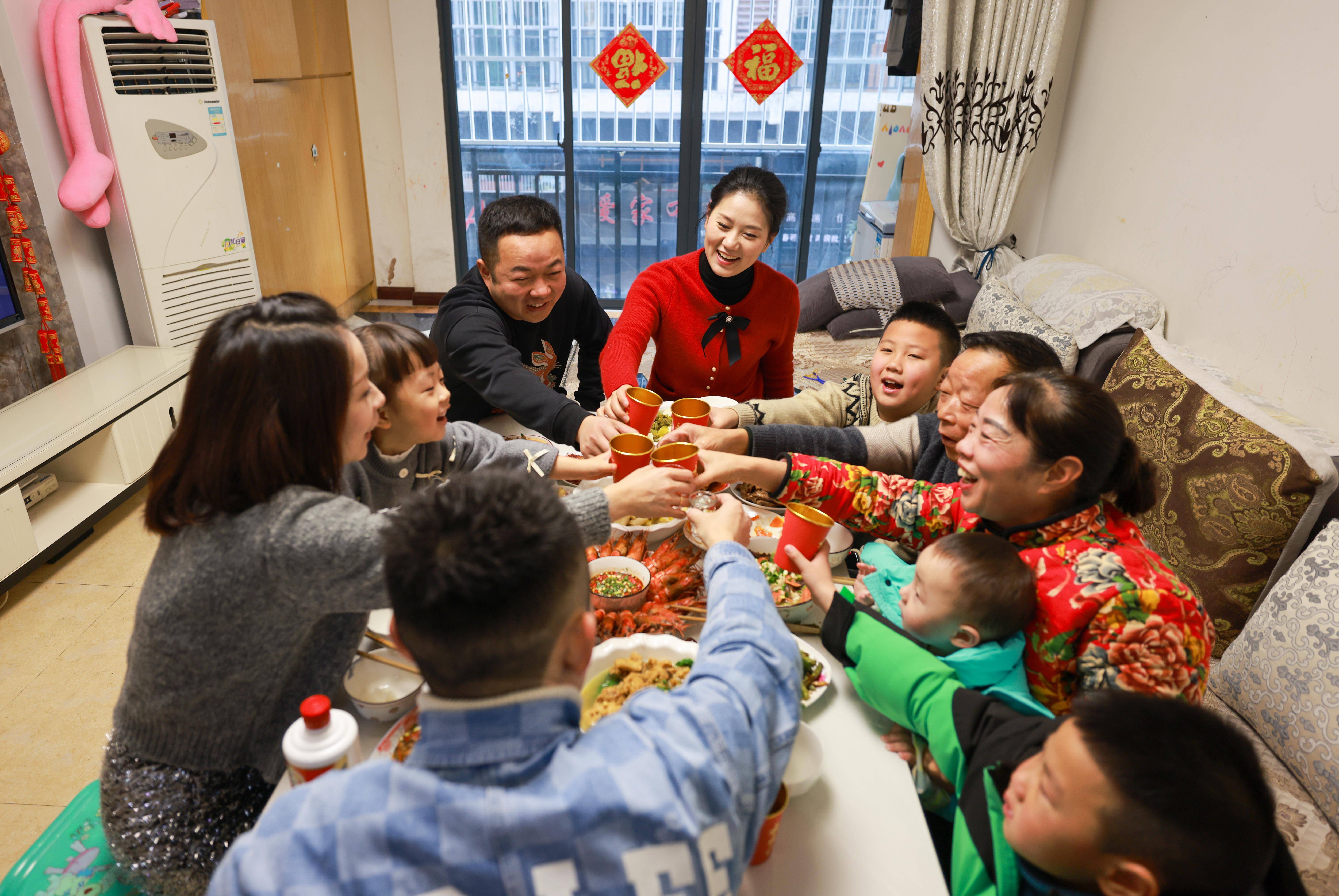 春节吃团圆饭照片图片