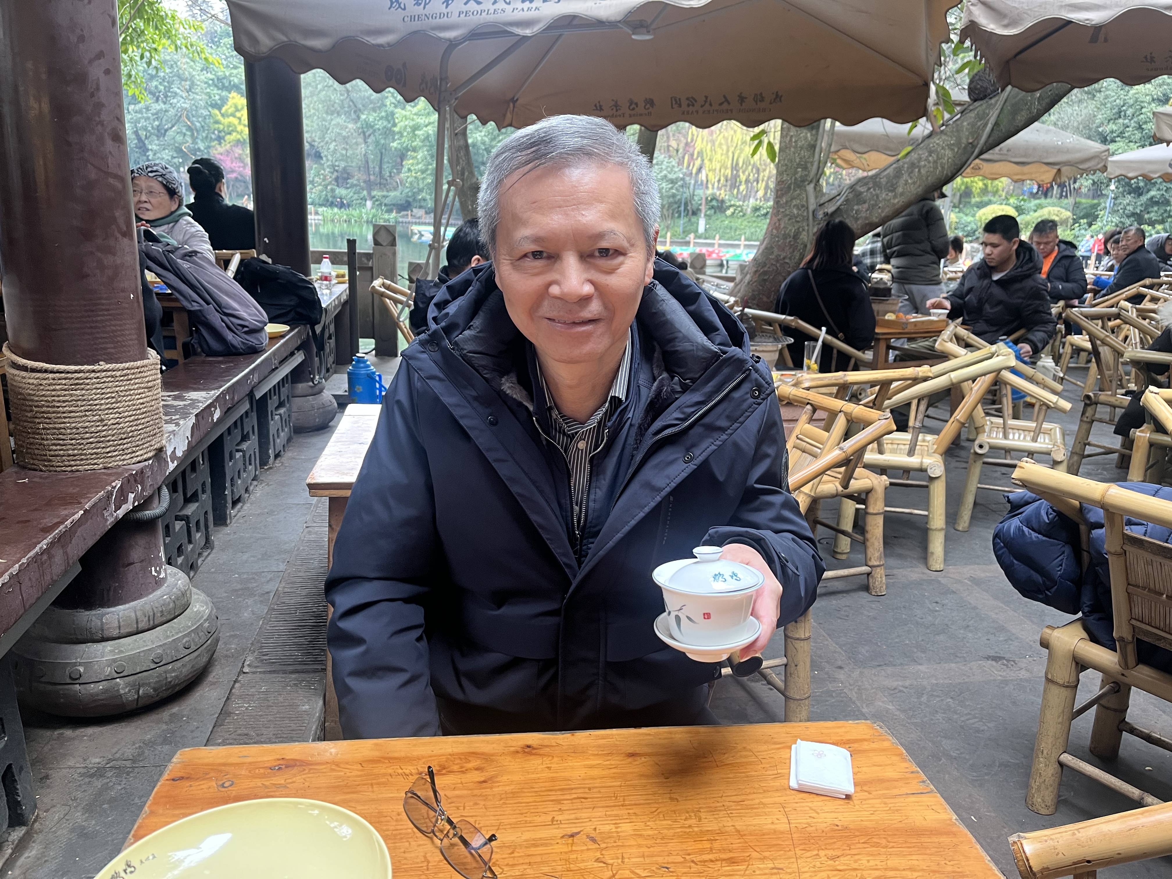 故乡里的中国①|成都老茶客:在吱呀作响的竹椅上,慢慢