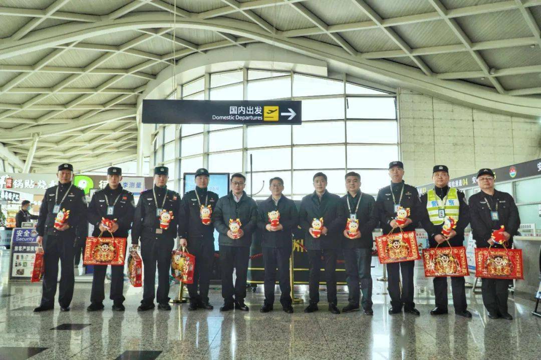 二期扩建工程常务副总指挥徐长富,机场公司党委委员,副总经理汤景春