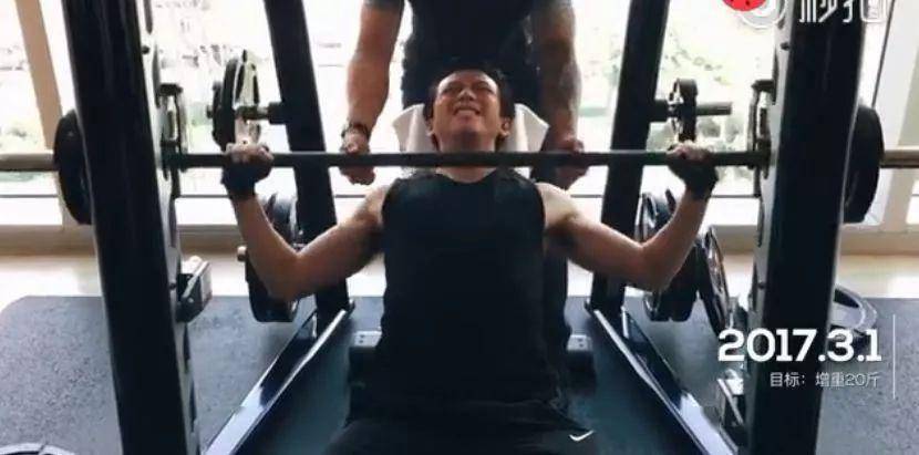 而努力肉眼可见,看看邓超收获的肌肉线条分明,腹肌胸肌人鱼线身材十分
