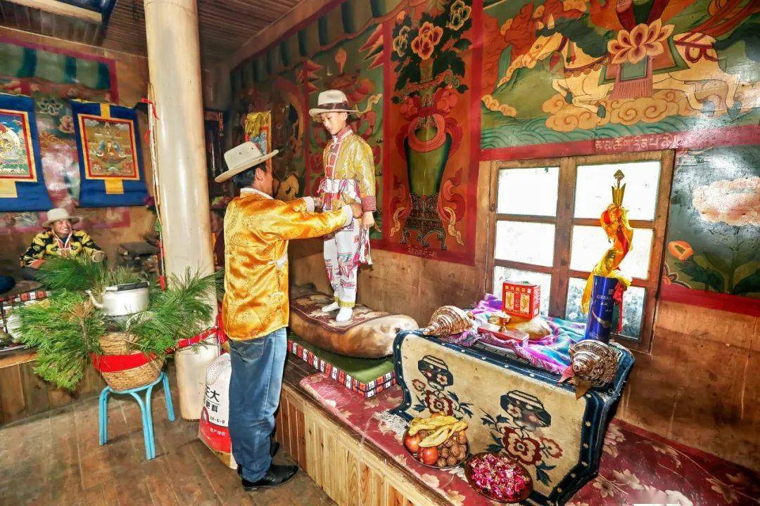 摩梭成丁礼的历史由来已久,源于摩梭人远古的达巴口诵史诗《创世纪》