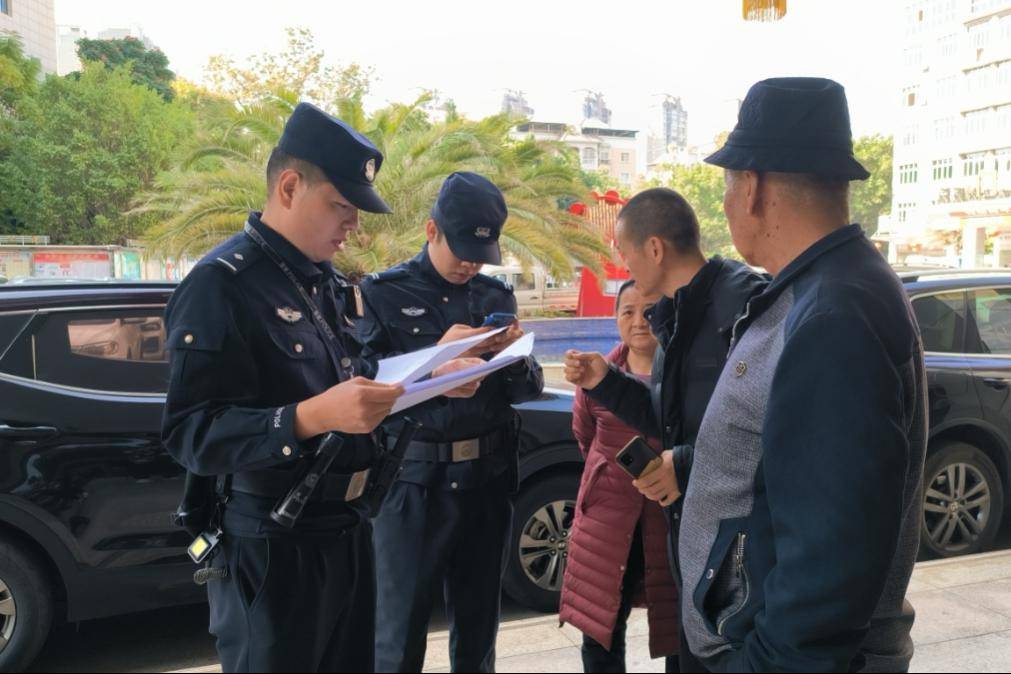 2月9日,身着警服的仁和派出所民警贾军和队友一起,对广场周边,背街