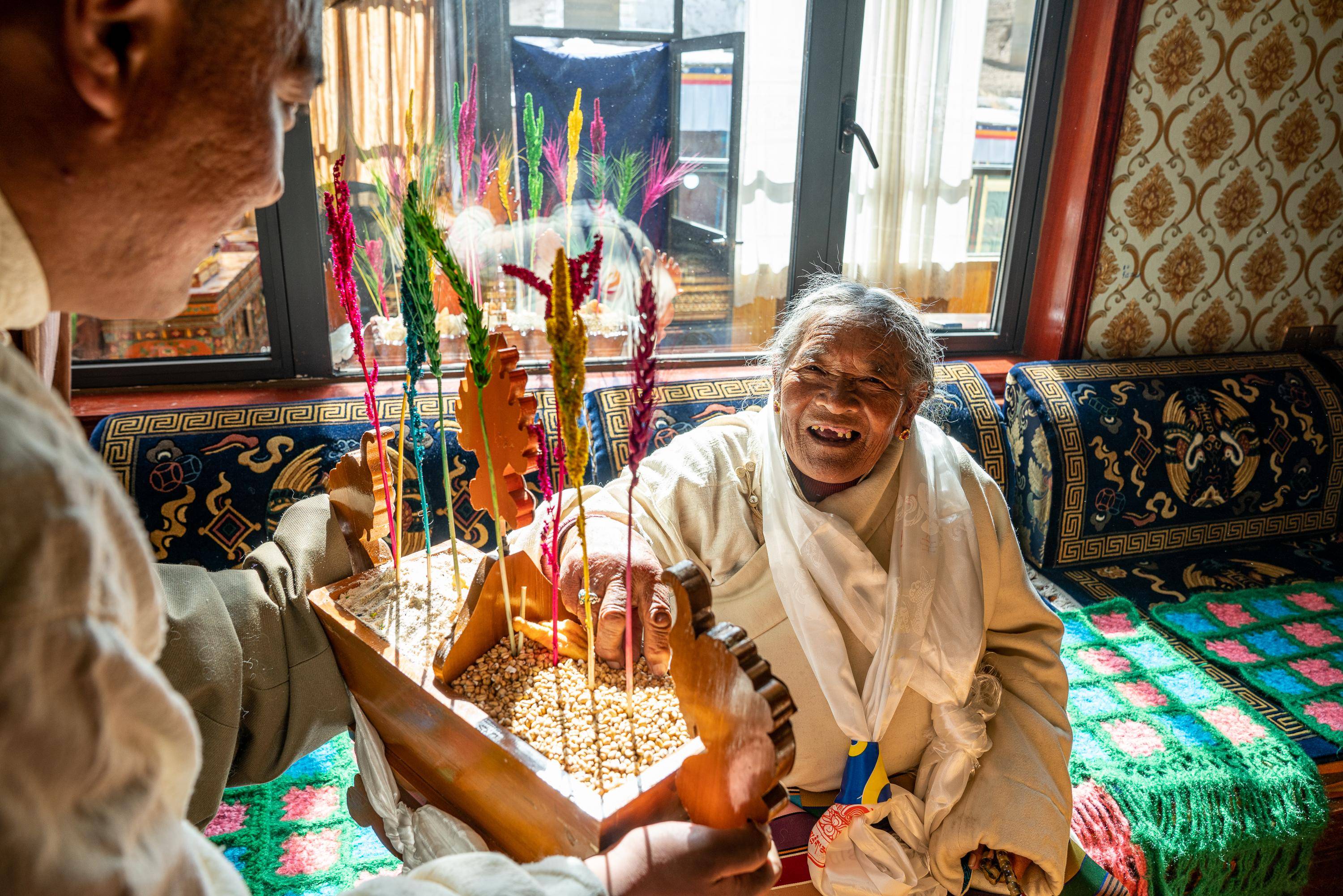 2月10日,斯曲旺姆(右)在吃"切玛".