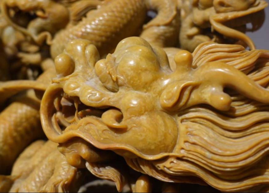 "《九龙戏珠》是我2023年设计制作的,高约100cm,宽约150cm,算是比较
