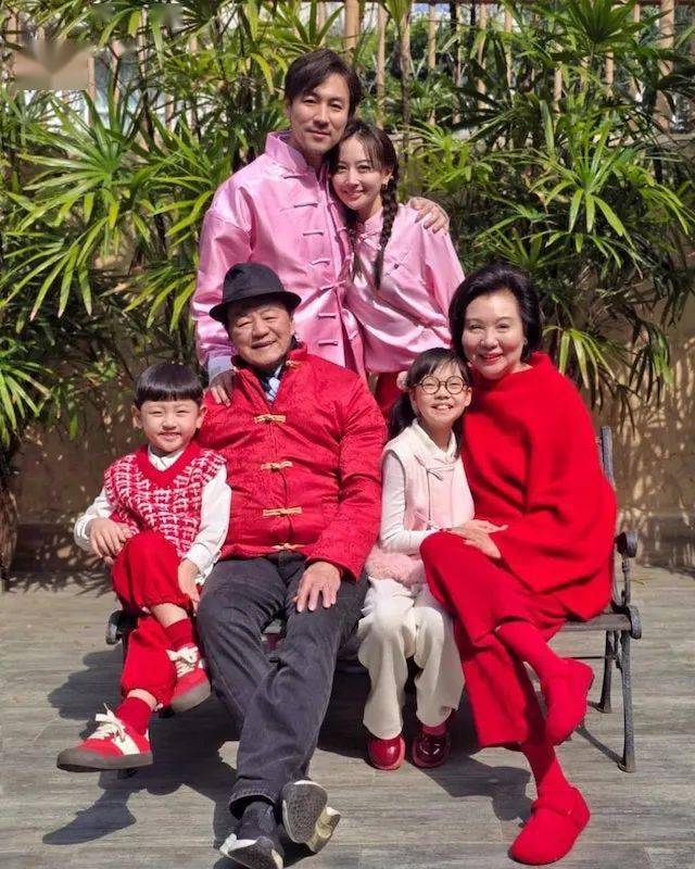 紧搂妻子恩爱!爸爸笑容慈祥!_谭俊彦_狄龙_香港