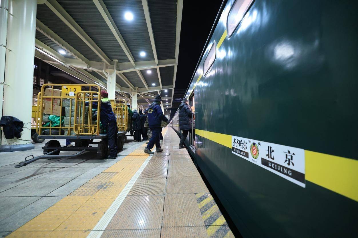 包裹(央广网发徐率摄)t48次列车是由齐齐哈尔开往北京的特快旅客列车
