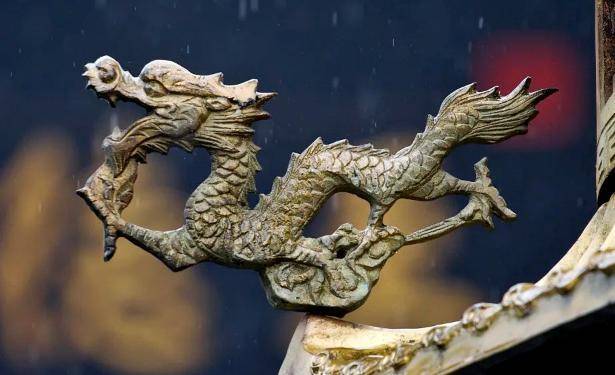 栩如生的两条龙，造型浑然一体，跃跃欲飞，传说它们是玄武大帝的御骑。 武当山的“龙”无处不在，金殿、南