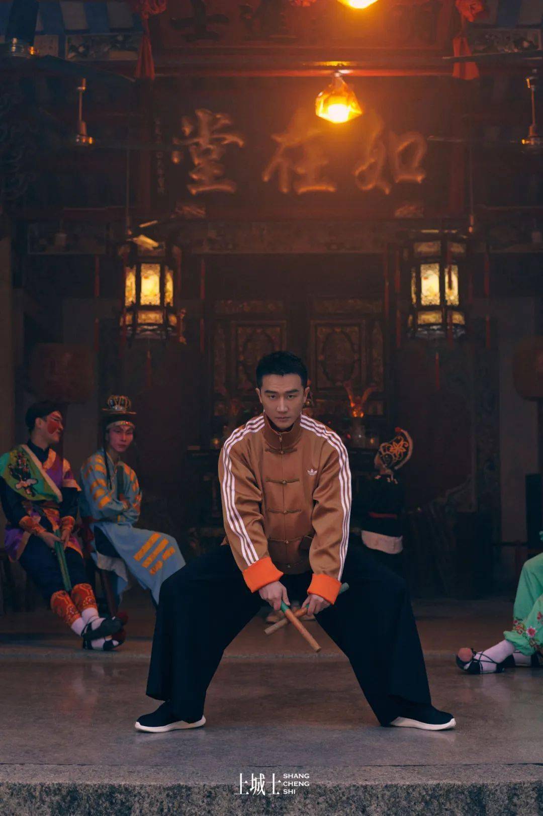 大红灯笼高高挂,一餐饭吃得人蒙眬,黄轩端起碗,和兄弟们聊天——现在