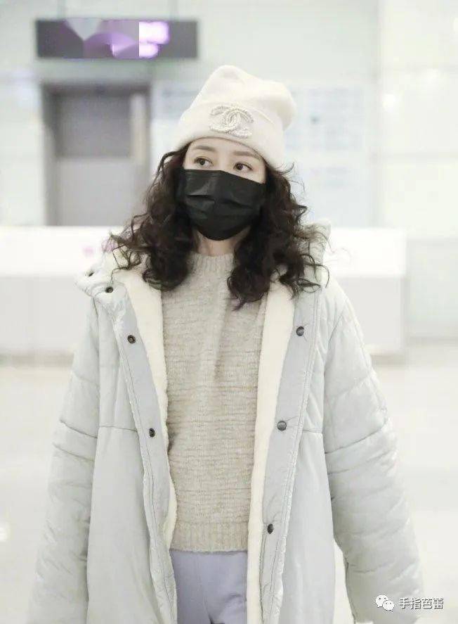 王鸥穿一袭红色丝绒裙搭配黑色长靴,自带优雅气质,鸥姐太绝啦_造型