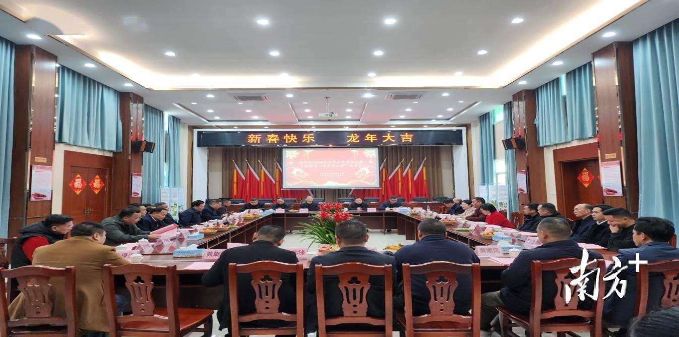 蓝坊镇党委副书记,镇长刘宇详细介绍了近年来蓝坊镇经济社会发展情况