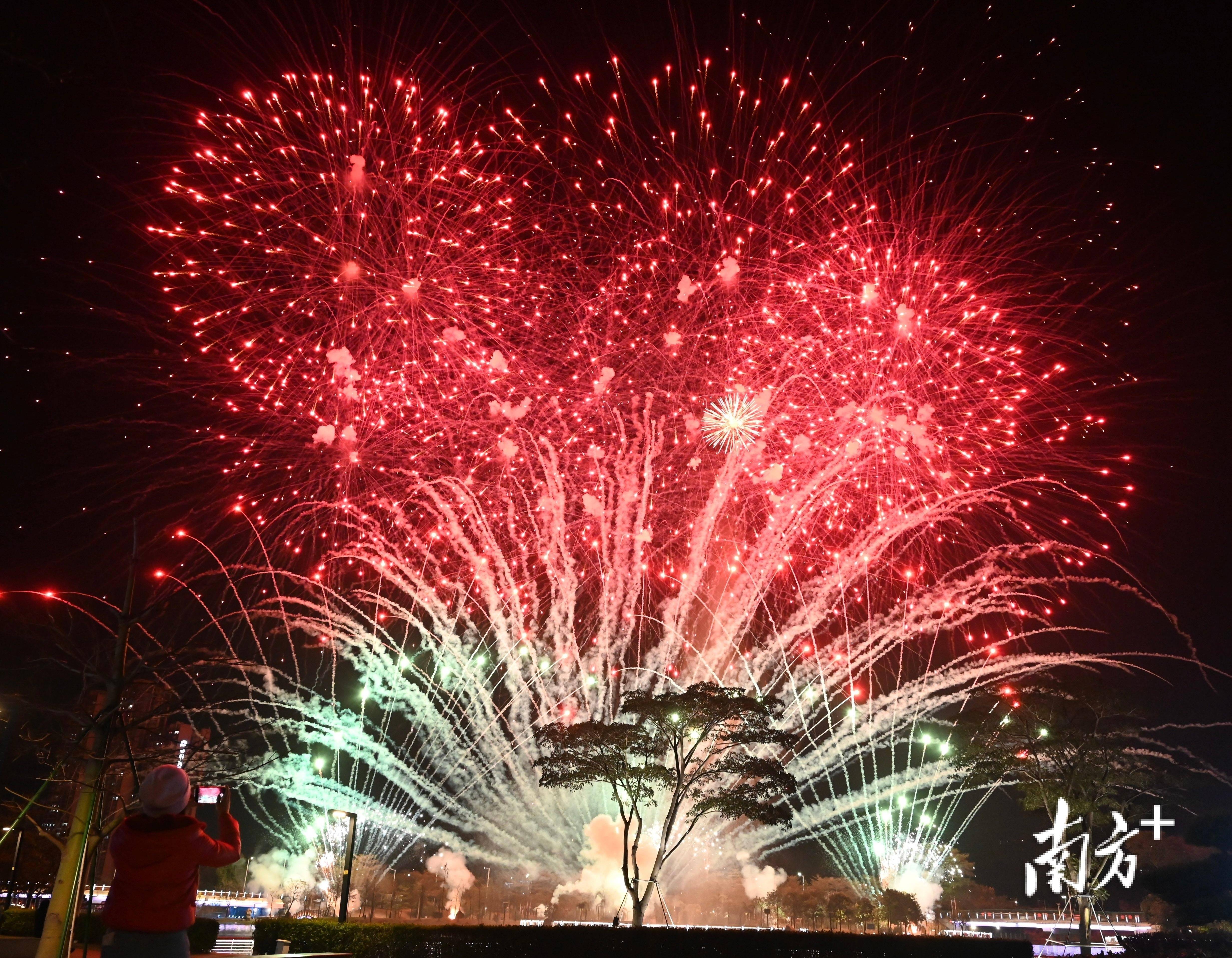 多图|第一视角看烟花!璀璨烟火闪耀蓬江园山湖_汇演