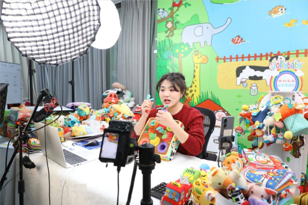 春节茶山这些主播不回家,都在忙着做一件事……_玩乐_企业_直播间
