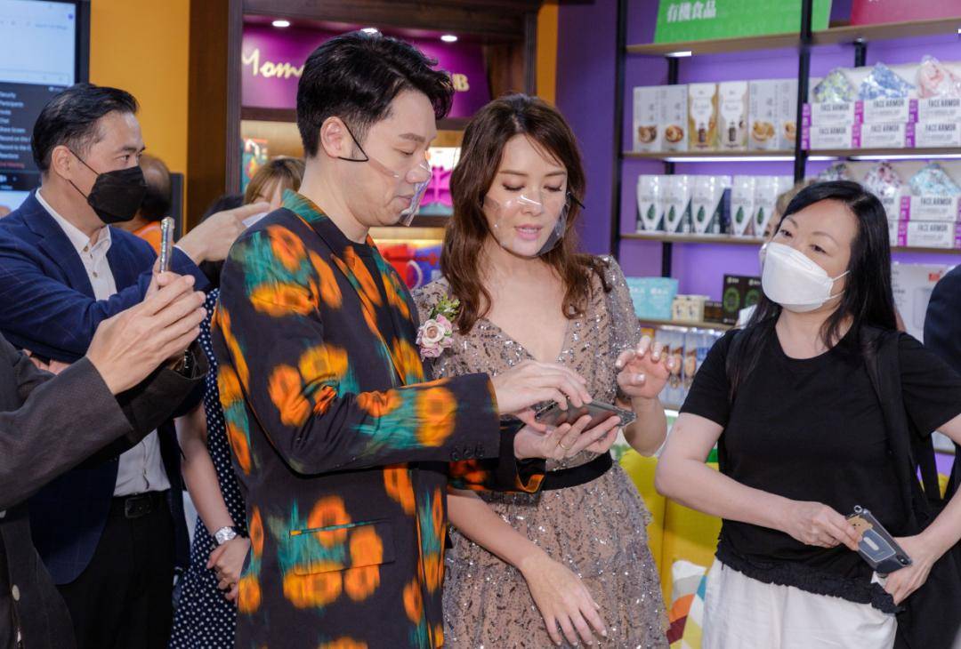 不过讲到姓向,大家都会联想到向华强,向海岚几年前亦亲自解答过:可能