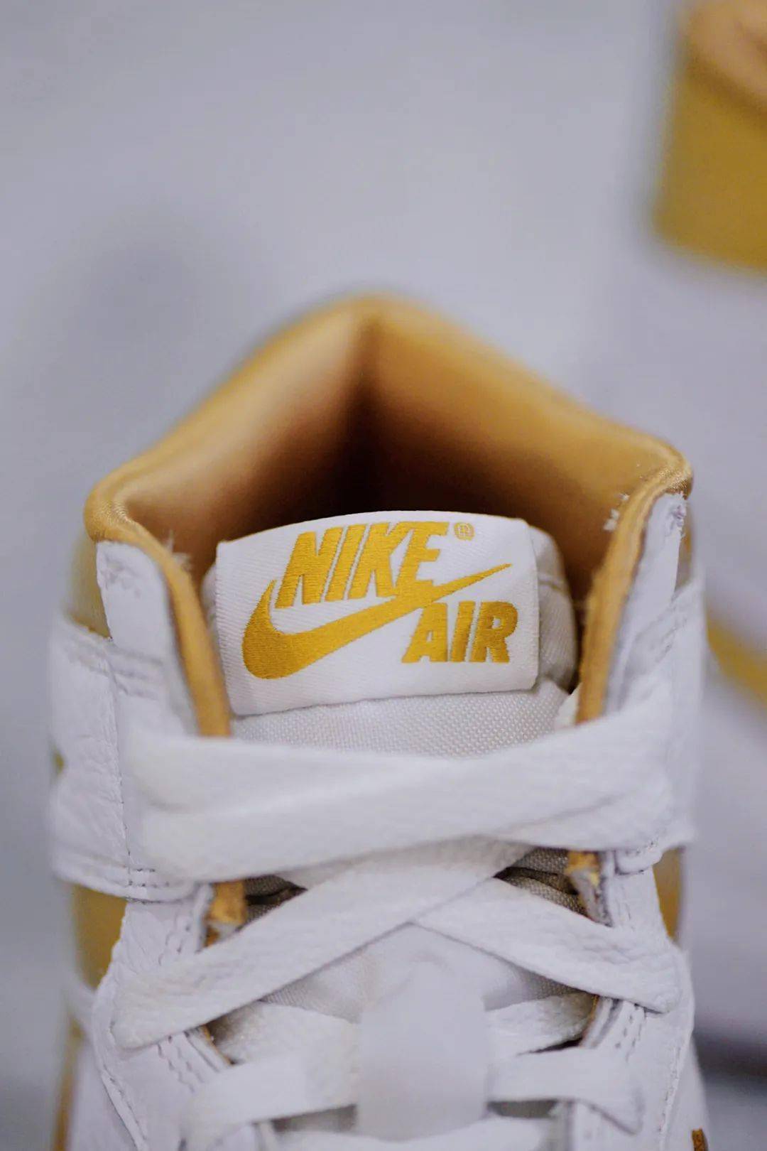 wmns air jordan 1 retro hi og "white and gold"