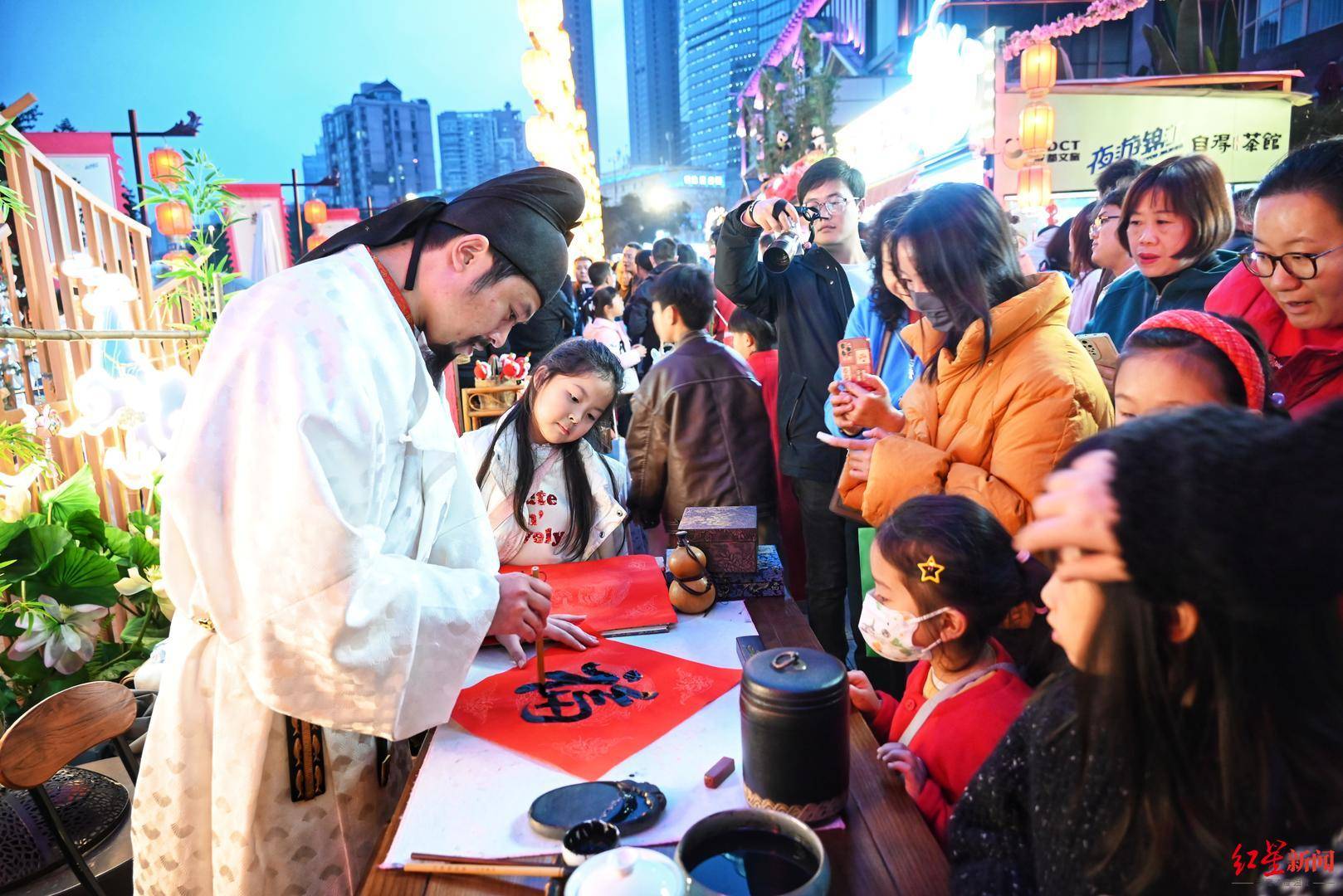 推出的古蜀流光船闸体验游线和音乐广场码头上新的蜀味锦江主题火锅船