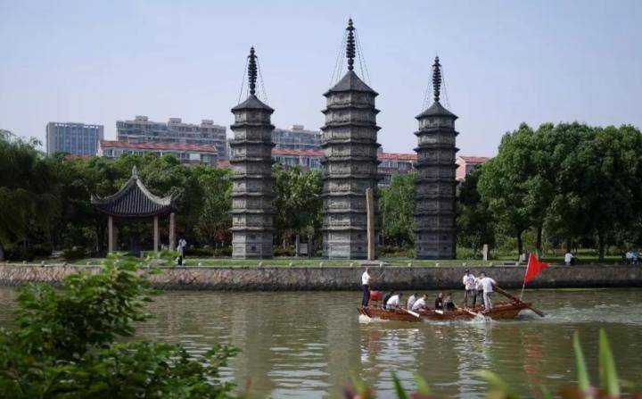 南湖区的三塔作为历史的见证者,也承载着一则"三塔镇白龙"的传奇故事.