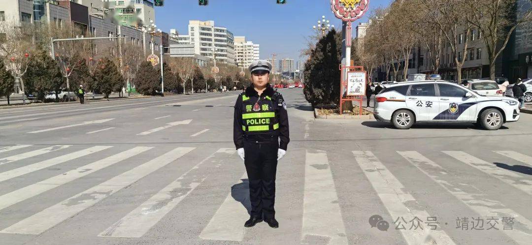 在工作中,全體執勤民輔警警容嚴整,恪盡職守,有條不紊地維護現場秩序