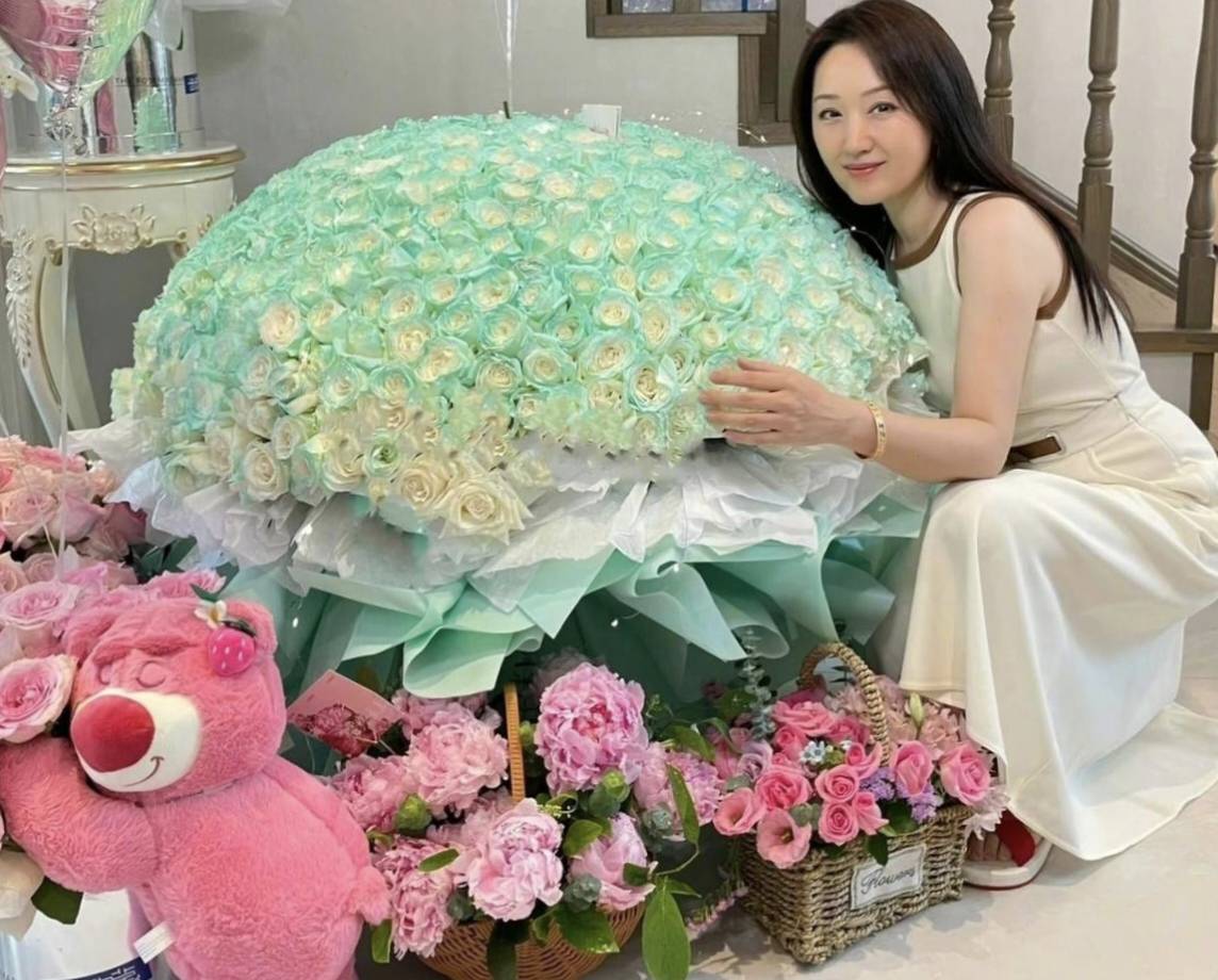 52岁杨钰莹晒豪宅自拍!