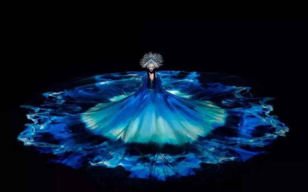 杨丽萍作品无缘春晚冲上热搜!2亿人围观!网友:服装造型太美了.